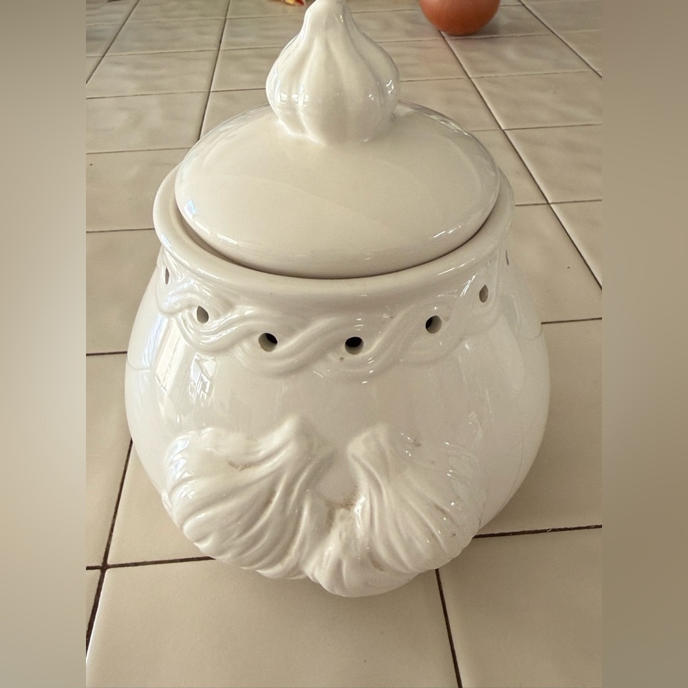Classic White Ceramic Decorative  Garlic Jar with Lid